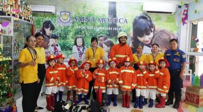 Petugas Pemadam Kebakaran Mengunjungi Saint Monica Kelapa Gading